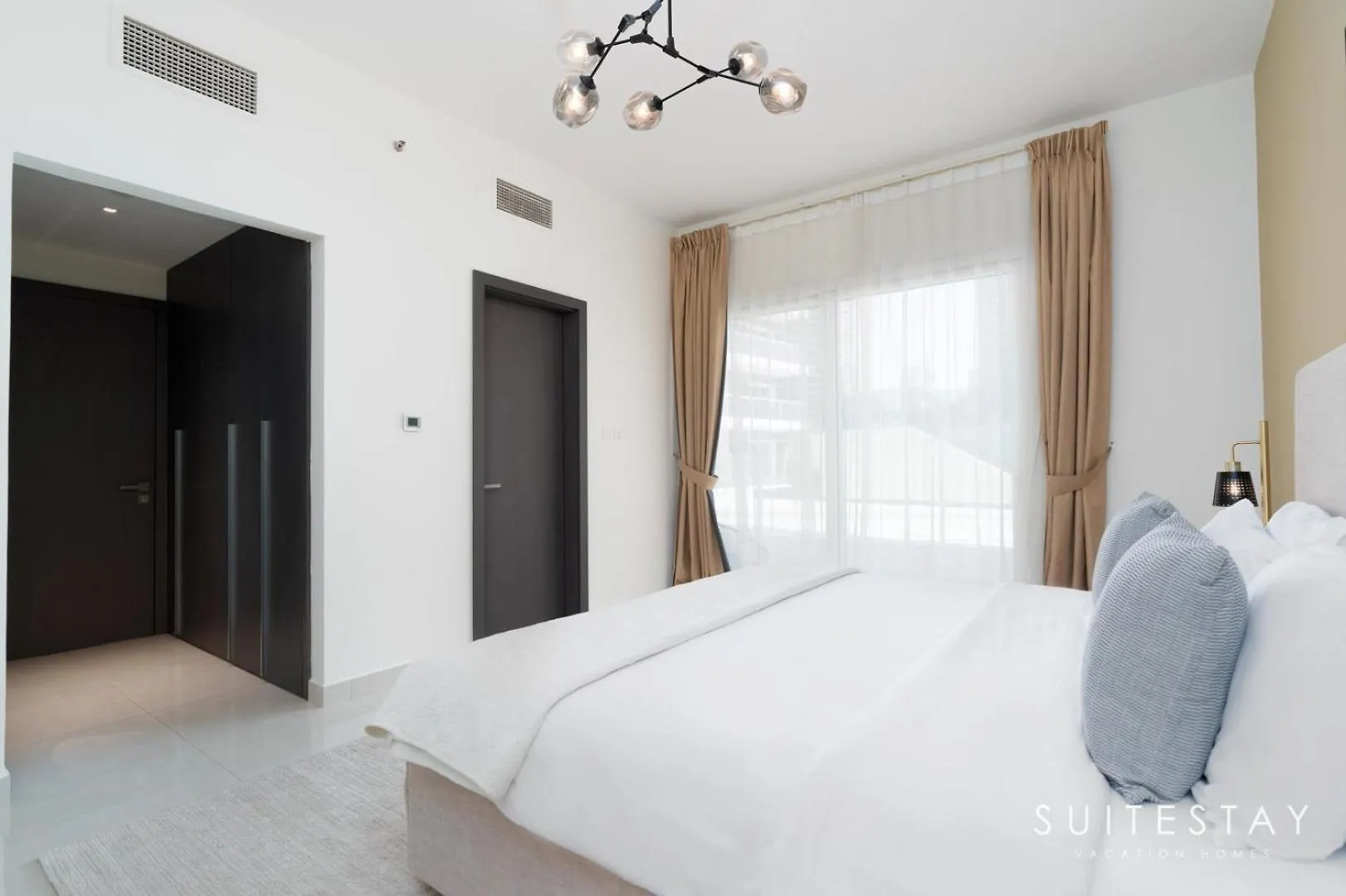Spacious Business Bay Balcony Suite Dubai Apartment